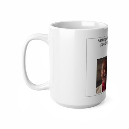 Caneca de café peidando enquanto faz cocô